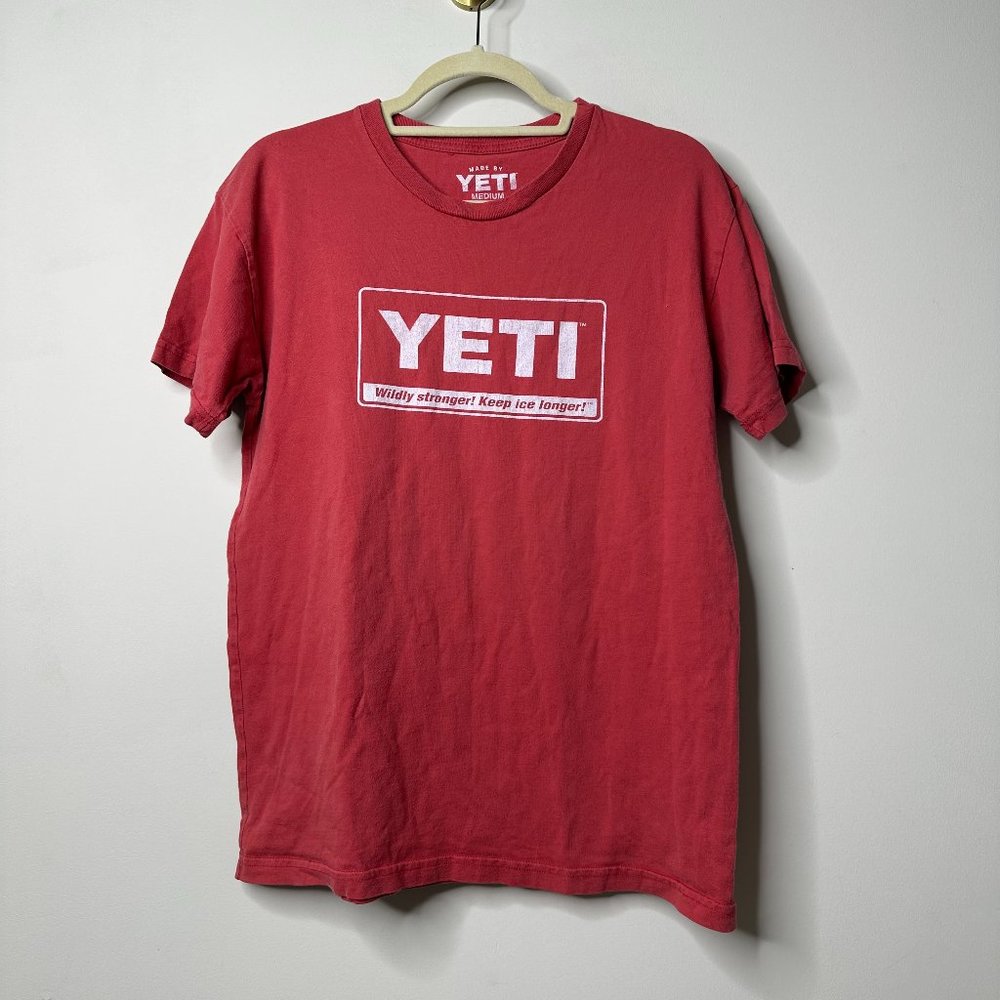 YETI Salmon Red Short Sleeve Graphic Shirt Men's Medium